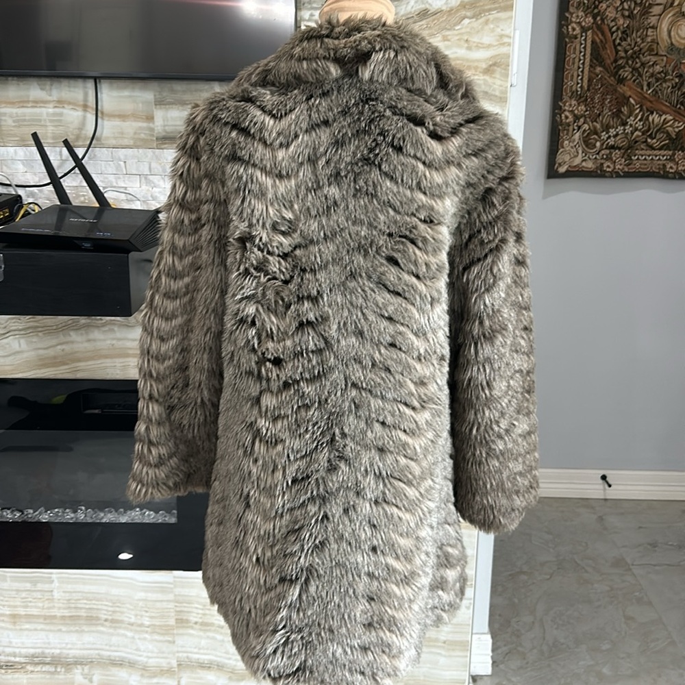 Versailles by Hillmoor Faux Fur Grey Fox. Size M/L - Picture 4 of 12